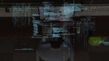 Bilgisayarı kullanarak doktorlardan veri işleme. küresel bağlantılar, iş dünyası, dijital arayüz, teknoloji ve ağ konsepti dijital olarak oluşturulmuş video.