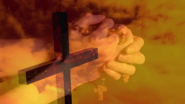 Анімація Білої Жінки Яка Молиться Розарієм Над Хрестом Хмарами Концепція — стокове відео
