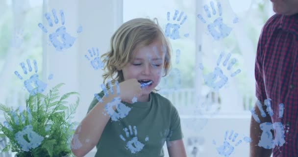 Video Van Handafdrukken Blanke Jongen Die Tanden Poetst Huishoudelijk Leven — Stockvideo