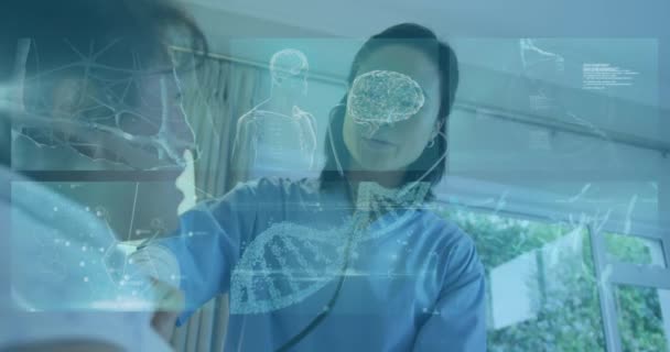 患者とアジアの女性医師上の医療データ処理のアニメーション コヴィド19のパンデミックの概念がデジタルで生成されたビデオで — ストック動画