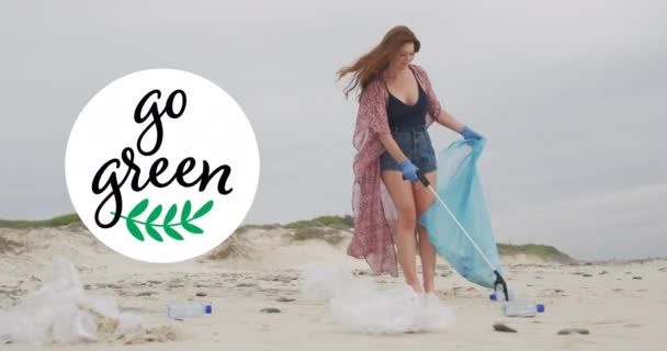 Animação Texto Verde Logotipo Sobre Mulher Caucasiana Sorridente Pegando Lixo — Vídeo de Stock
