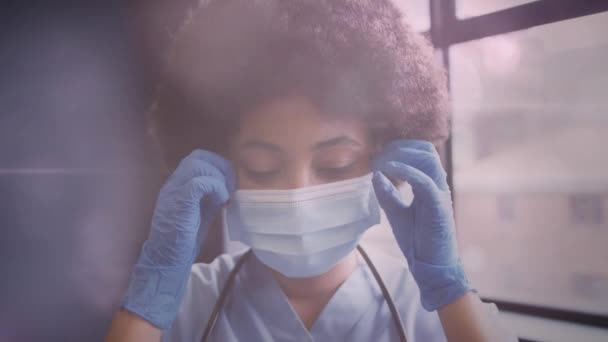 Animazione Macchie Gialle Sopra Sorridente Medico Biraciale Femminile Togliere Maschera — Video Stock