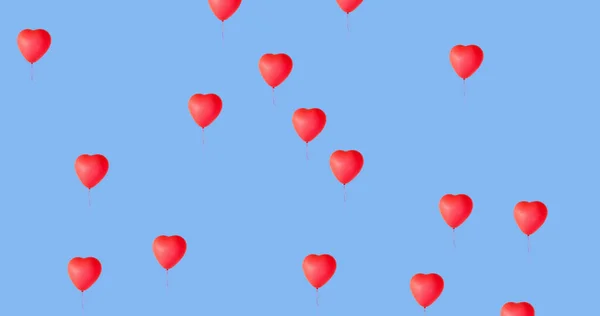 Ψηφιακή Εικόνα Πολλαπλών Κόκκινων Μπαλονιών Σχήμα Καρδιάς Που Επιπλέουν Μπλε — Φωτογραφία Αρχείου