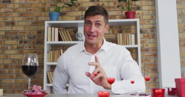 Kafkasyalı bir adamın üzerinde uçan kalplerin animasyonu video çağrısında kırmızı güllerle evlenme teklif ediyor. Sevgililer Günü, aşk ve romantizm konsepti dijital olarak oluşturulmuş video.