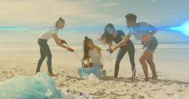 Sahilden çöp toplayan çeşitli mutlu kadınların üzerindeki ışıkların animasyonu. Çevre koruma gönüllüsü ayı dijital olarak oluşturulmuş video.