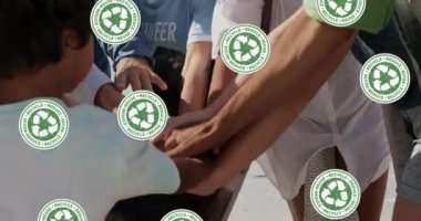 Çeşitli gönüllü grupların el ele tutuşmasını kutlayan ikonların geri dönüşüm videoları. Çevre koruma gönüllü ayı dijital video.