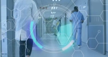 Yüz maskesi takan çeşitli tıbbi personellerde kapsam ve veri işleme animasyonu. covid 19 salgın konsepti sırasında dijital olarak üretilen ilaç ve sağlık hizmetleri