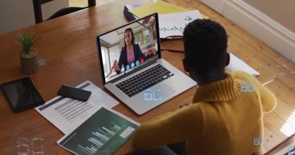 Video Interfaz Digital Texto Sobre Mujer Afroamericana Usando Laptop Concepto — Vídeo de stock
