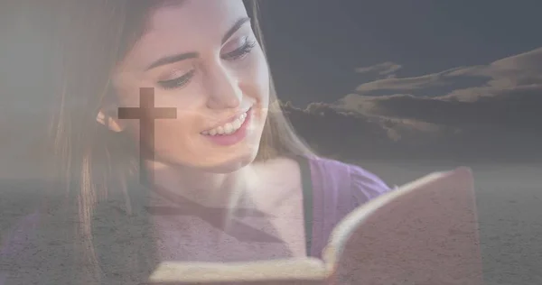 Múltipla Exposição Jovem Branca Sorridente Lendo Bíblia Silhueta Cruzam Contra — Fotografia de Stock
