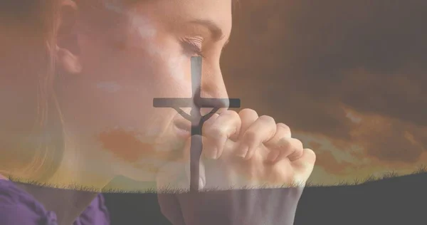Múltipla Exposição Jovem Caucasiana Rezando Silhueta Jesus Cristo Cruz Contra — Fotografia de Stock