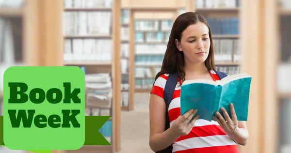 Boek Week Tekst Kaukasische Tienermeisje Lezen Boek Terwijl Staan Bibliotheek — Stockfoto