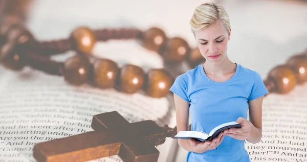 Imagem Composta Digital Caucasaína Jovem Mulher Lendo Bíblia Com Rosário — Fotografia de Stock