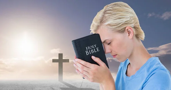 Närbild Kaukasiska Unga Kvinna Med Bibel Bön Och Siluett Kors — Stockfoto