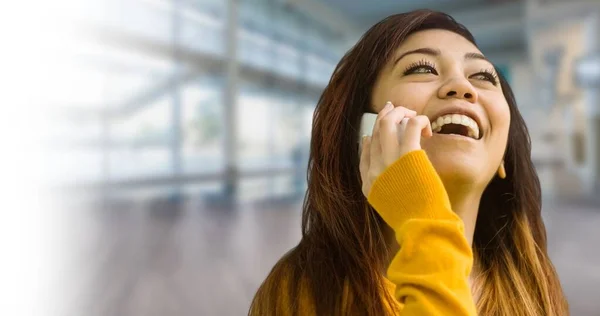 Joven Mujer Asiática Riendo Mientras Habla Por Teléfono Inteligente Inalterado —  Fotos de Stock