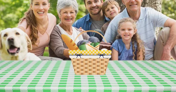 Família Multigeracional Caucasiana Alegre Com Comida Cachorro Desfrutando Piquenique Parque — Fotografia de Stock