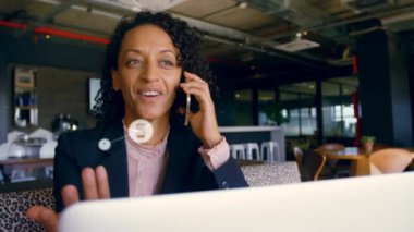 Akıllı telefon kullanan iki ırklı iş kadınının üzerindeki simgelerle olan bağlantıların animasyonu. küresel veri bağlantıları, teknoloji ve dijital arayüz konsepti dijital olarak oluşturulmuş video.