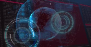 Parlayan gezegenin üzerindeki ekranlarda veri işleme animasyonu. küresel veri işleme ve dijital arayüz konsepti dijital olarak oluşturulmuş video.