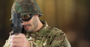 Bulanık arka planda beyaz erkek askerin animasyonu. Silahlı Kuvvetler Günü, vatanseverlik ve dijital olarak üretilen video konsepti.