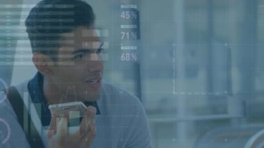 Akıllı telefon kullanan iki ırklı iş adamının finansal veri işleme animasyonu. küresel iş, teknoloji ve bağlantılar konsepti dijital olarak oluşturulmuş video.