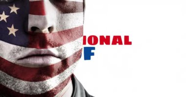 Beyaz adamın suratının üzerinde Amerikan bayrağı olan ulusal dua gününün animasyonu. Ulusal ibadet günü, Amerikan vatanseverliği, din ve gelenek kavramı dijital olarak oluşturulmuş video.