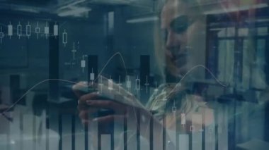 Akıllı telefon kullanan beyaz bir kadın için finansal veri işleme animasyonu. küresel iş, teknoloji ve bağlantılar konsepti dijital olarak oluşturulmuş video.