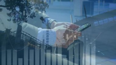 Akıllı telefon kullanan beyaz iş adamının finansal veri işleme animasyonu. küresel iş, teknoloji ve bağlantılar konsepti dijital olarak oluşturulmuş video.
