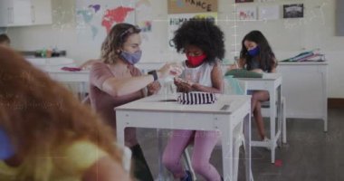 Çeşitli okul çocukları ve yüz maskesi takan öğretmenlerin matematik denklemlerinin animasyonu. okul, eğitim ve öğrenim covid 19 pandemik konsept dijital olarak oluşturulmuş video.