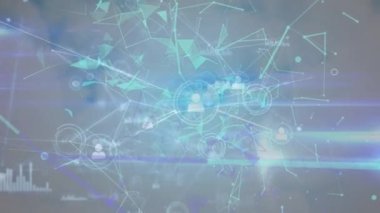 Gökyüzü üzerindeki simgelerle bağlantı ağının animasyonu. küresel dijital arayüz, teknoloji ve bağlantılar konsepti dijital olarak oluşturulmuş video.