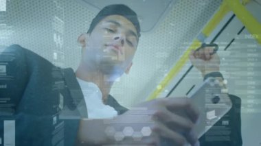 Akıllı telefon kullanan iki ırklı iş adamının finansal veri işleme animasyonu. küresel iş, teknoloji ve bağlantılar konsepti dijital olarak oluşturulmuş video.