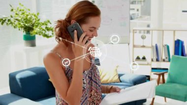 Akıllı telefon kullanan Kafkasyalı iş kadını üzerindeki simgelerle bağlantı ağının animasyonu. küresel veri bağlantıları, teknoloji ve dijital arayüz konsepti dijital olarak oluşturulmuş video.