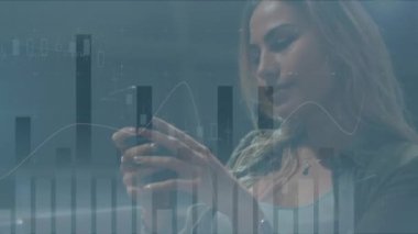 Akıllı telefon kullanan beyaz bir kadın için finansal veri işleme animasyonu. küresel iş, teknoloji ve bağlantılar konsepti dijital olarak oluşturulmuş video.