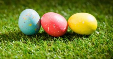 Çimenlerdeki renkli paskalya yumurtalarının animasyonu. Paskalya Pazarı ve dijital olarak üretilen video konsepti.