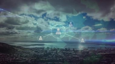 Şehir manzarası üzerindeki simgelerle bağlantı ağının animasyonu. küresel dijital arayüz, teknoloji ve bağlantılar konsepti dijital olarak oluşturulmuş video.