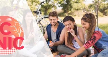 Piknik metninin kırmızı harflerle animasyonu. Çeşitli arkadaşlar parkta piknik yaparken gülümsüyor. Ulusal piknik günü konsepti dijital olarak oluşturulmuş video.