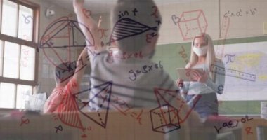 Çeşitli okul çocukları ve yüz maskesi takan öğretmenlerin matematik denklemlerinin animasyonu. okul, eğitim ve öğrenim covid 19 pandemik konsept dijital olarak oluşturulmuş video.