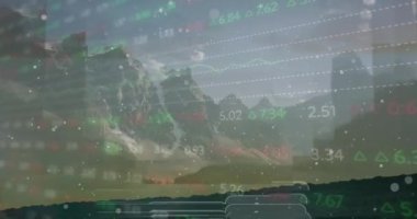 Manzara arka planında sosyal medya simgelerinin ve numaraların animasyonu. Sosyal medya ve iletişim konsepti dijital olarak oluşturulmuş video.