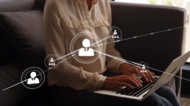 Laptop kullanan beyaz bir kadın üzerinden insanlarla bağlantı kurmanın animasyonu. küresel veri bağlantıları, teknoloji ve dijital arayüz konsepti dijital olarak oluşturulmuş video.