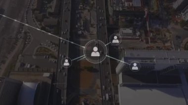 Şehir manzarası üzerindeki simgelerle bağlantı ağının animasyonu. küresel dijital arayüz, teknoloji ve bağlantılar konsepti dijital olarak oluşturulmuş video.