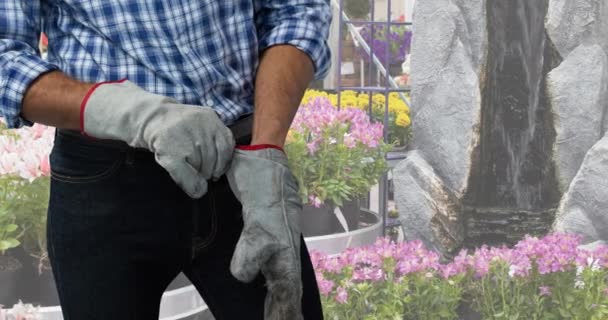 庭の上に手袋を着用白人男性労働者のアニメーション 国際労働者の日とお祝いの概念デジタル生成ビデオ — ストック動画