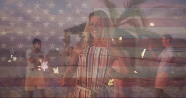 Animace Vlajky Spojených Států Amerických Nad Šťastnými Různorodými Přáteli Jiskry — Stock video