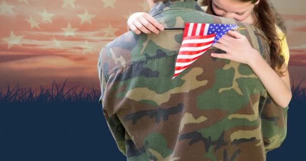 ウサの旗の上に娘を持つ白人男性兵士のアニメーション 武装勢力の日愛国心とお祝いの概念をデジタルで生成したビデオ — ストック動画