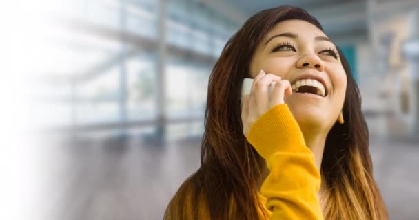 Video Usmívající Biracial Ženy Mluví Smartphonu Přes Rozostřené Kanceláře Mezinárodní — Stock video