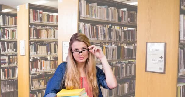Animering Bok Vecka Text Över Kaukasiska Kvinnliga Student Som Håller — Stockvideo