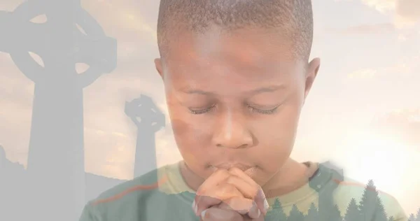 Wielokrotna Ekspozycja Afrykańskiego Chłopca Podstawówki Modlącego Się Krzyżami Cmentarnymi Niebie — Zdjęcie stockowe