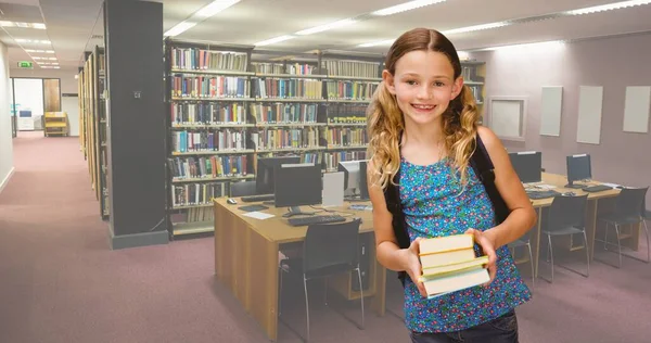 도서관에 여학생이 디지털 책꽂이 — 스톡 사진