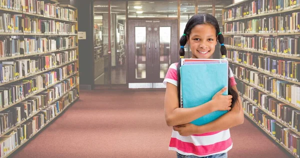 図書館に立っている間に本を持っている笑顔の出生小学生の少女の肖像画 デジタル コンポジット コピー スペース 世界の本の日 — ストック写真