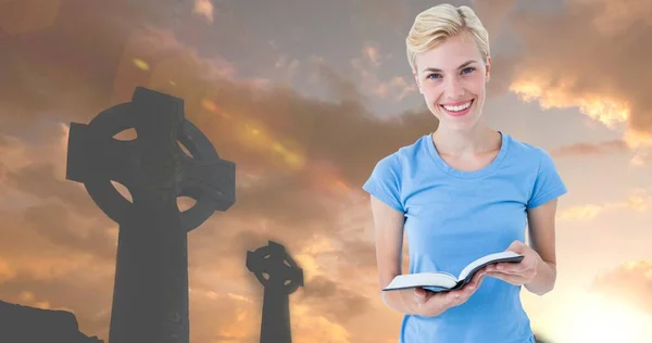 Retrato Uma Jovem Caucasiana Sorridente Com Bíblia Contra Cruz Cemitério — Fotografia de Stock