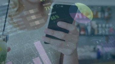 Akıllı telefon kullanan beyaz bir kadın için finansal veri işleme animasyonu. küresel iş, teknoloji ve bağlantılar konsepti dijital olarak oluşturulmuş video.
