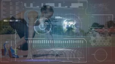 Beyaz kadın koşucunun istatistik ve veri işleme animasyonu. global spor, iletişim, veri işleme ve dijital arayüz kavramı dijital olarak oluşturulmuş video.