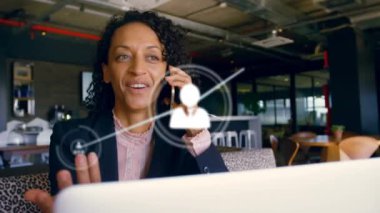 Akıllı telefon kullanan iki ırklı iş kadınının insan ilişkileri ikonlarının animasyonu. küresel veri bağlantıları, teknoloji ve dijital arayüz konsepti dijital olarak oluşturulmuş video.